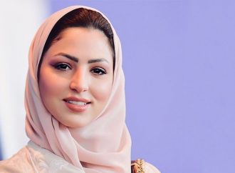 ممثلة تخلع الحجاب أمام الجمهور: «مكنتش عايزة أستفزكم» (فيديو)