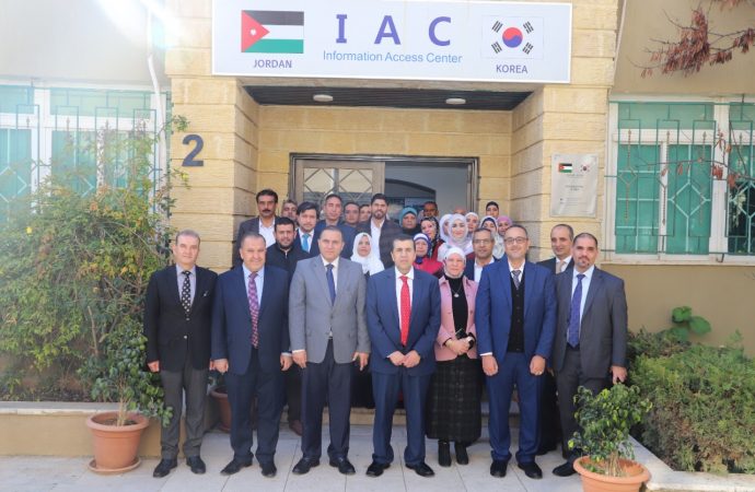 أبوقاعود يرعى تخريج دورةاساسيات الحاسوب وبرنامجي معالجة النصوص والعروض  في جامعة البلقاء