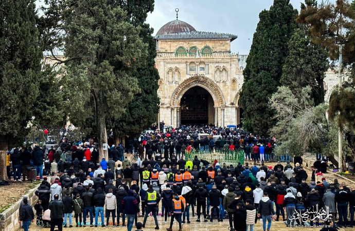 60 ألفا يؤدون صلاة الجمعة في المسجد الأقصى