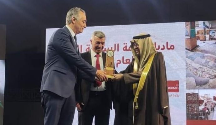 الرواجيح يتسلم جائزة ابن بطوطة للسياحة المقدمة لمدينة مادبا