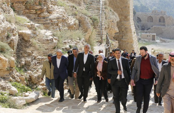 وزير السياحة يتفقد مواقع سياحية وأثرية ومقامات الصحابة ومشاريع ومسارات بالكرك