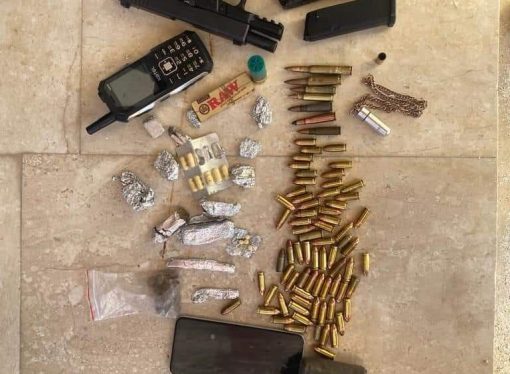 القبض على مطلوب مصنف بالخطر وبحوزته سلاح ناري شمال عمان