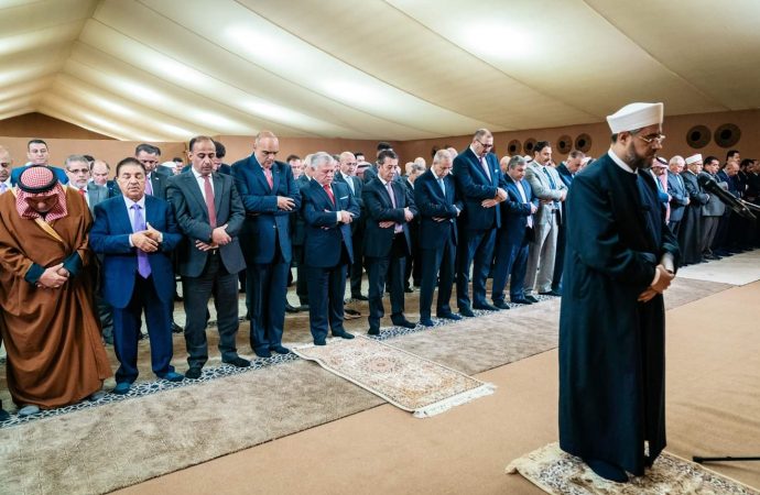 الملك يقيم مأدبة إفطار لرؤساء السلطات وكبار المسؤولين وإعلاميين