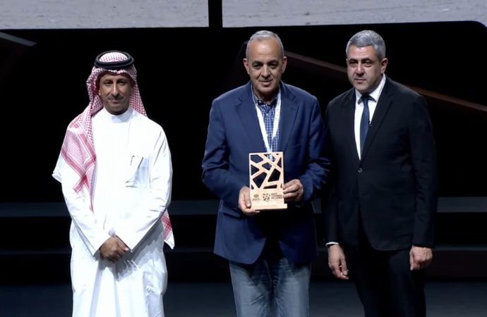 حجازين يتسلم درع أم قيس ضمن افضل القرى السياحية في العالم