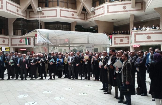 “المحامون” ينفذون وقفات تضامنية في محاكم المملكة تضامنا مع الشعب الفلسطيني