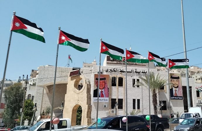 بلدية السلط الكبرى تطلق حمله توزيع الاعلام الأردنية