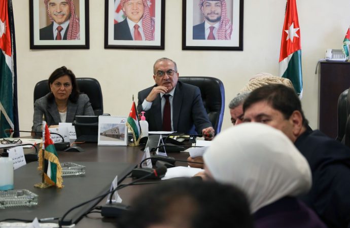 اللجنة التوجيهية لمشروع “تشغيل حافلات التردد السريع بين عمان والزرقاء تناقش سير العمل