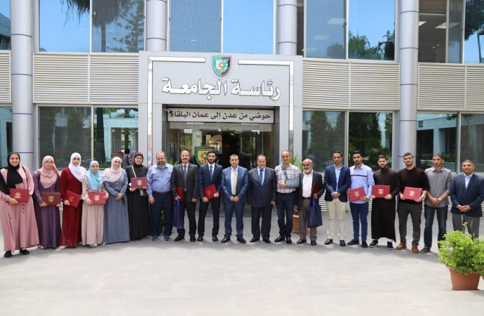 رئيس جامعة البلقاء التطبيقية يكرم الطلبة الفائزين بمسابقة مقرى البلقاء