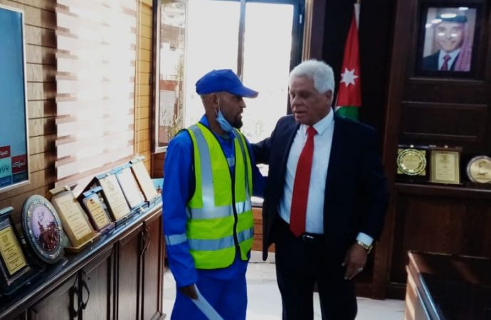 بلدية السلط تكرم عامل وطن تقديراً لأمانته
