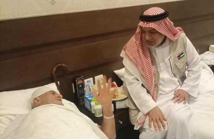 وزير الأوقاف يعود حاجاً أردنيًا تعرّض لكسر في الحوض
