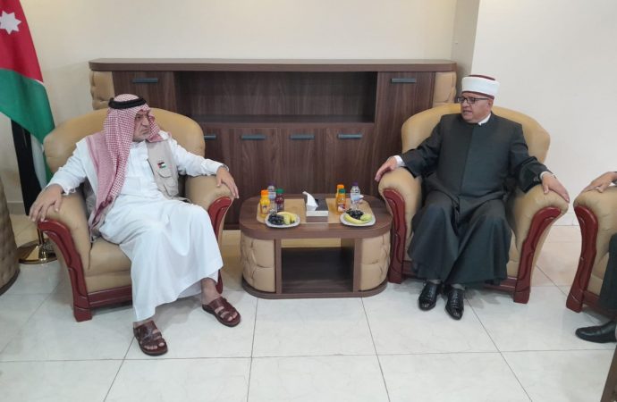 الخلايلة يلتقي وزير الأوقاف الفلسطيني في مقر البعثة الأردنية في مكة المكرمة.