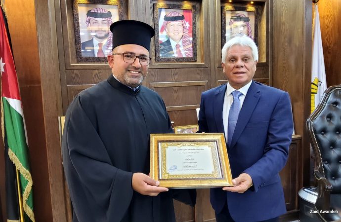 ممثل كنيسة الروم الكاثوليك في البلقاء يكرم رئيس بلدية السلط