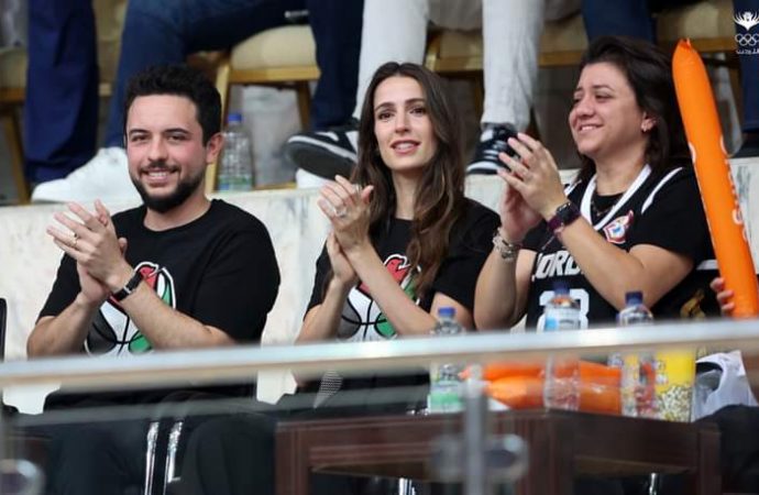 ولي العهد يُهنئ المنتخب الوطني لكرة السلة بعد فوزه بلقب كأس الملك