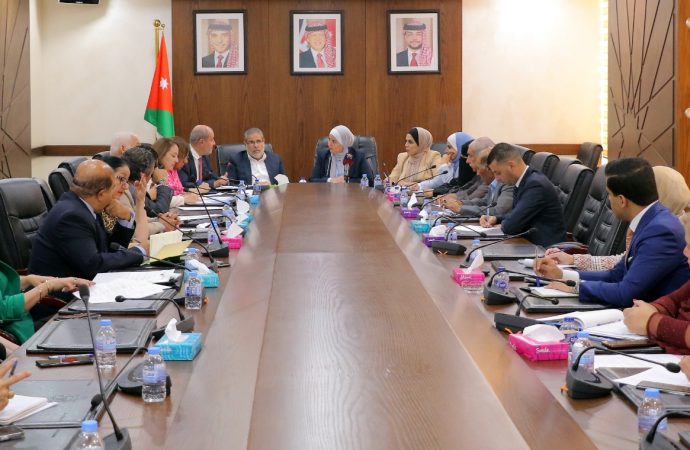 “الأسرة النيابية”: توصيات لإيجاد حل جذري لـ”انتهاكات” تتعرض لها معلمات في القطاع الخاص