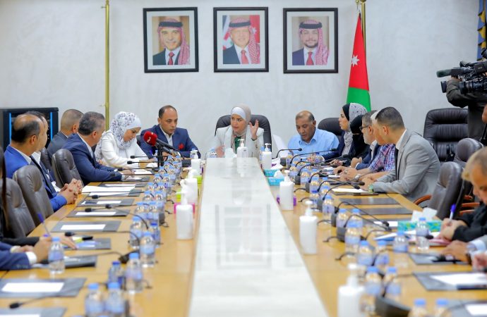 “الأسرة النيابية” تبحث ووزير الداخلية موضوع توقيف النساء