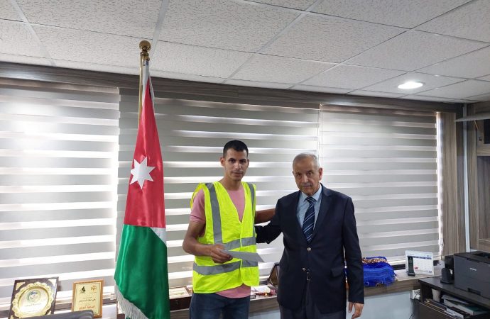 كريشان يُكرّم عامل وطن  من بلدية الطفيلة لامانته