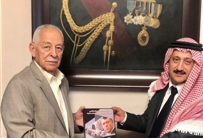 العساكره يهدي كتابه إلى رئيس الديوان الملكي