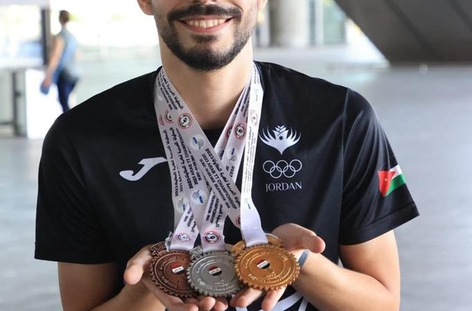 الخلايلة يكرم نجم الطاولة زياد عزيز