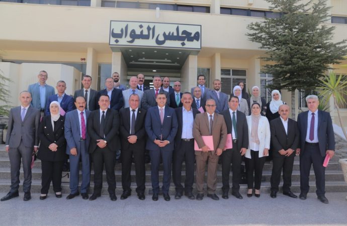 النائب المحارمة يؤكد ضرورة تعزيز دور الشباب في ممارسة العمل الحزبي بالجامعات