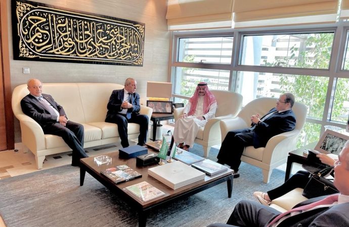 السفير السعودي يلتقي وفد فلسطيني برئاسة أمين سر منظمة التحرير