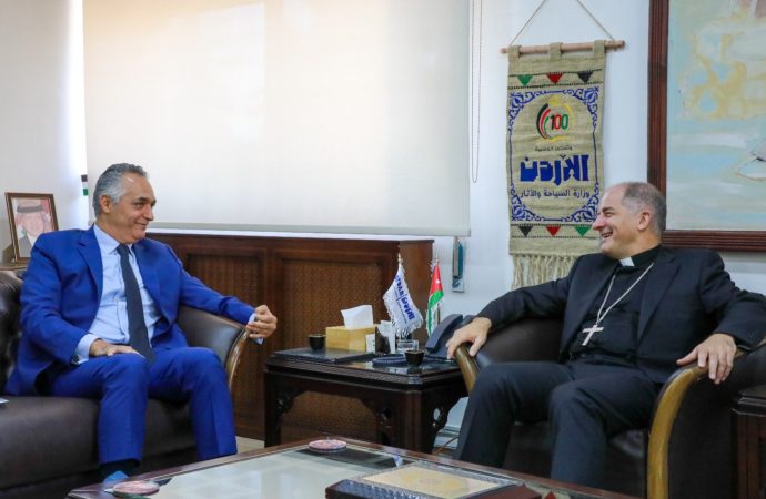 وزير السياحة يستقبل سفير الفاتيكان وممثل قداسة البابا لدى المملكة