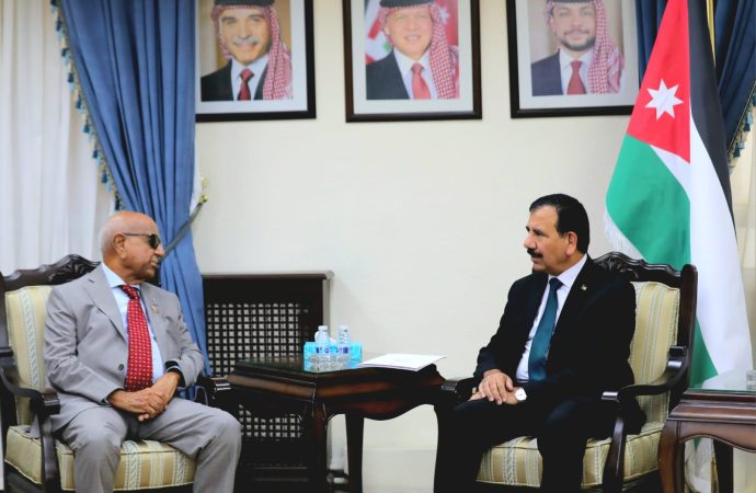 الخلايلة يلتقي رئيس لجنة الطاقة والبيئة في مجلس الشيوخ المصري