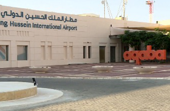 طائرتين عارضتين سياحيتين تحطان في مطار الملك الحسين الدولي