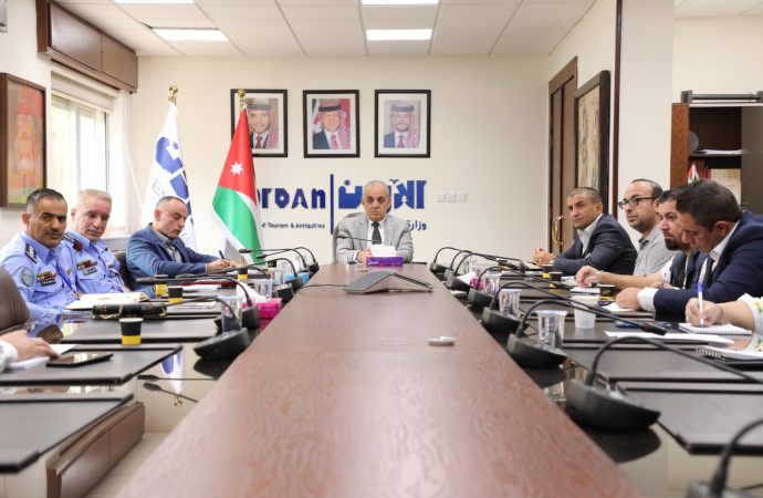 بحث تسهيل إجراءات استقبال وتوديع المجموعات السياحية