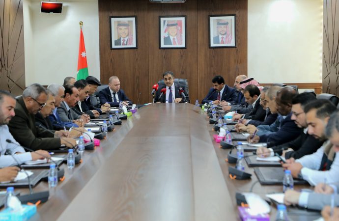 “فلسطين النيابية تلتقي مُدير “الشؤون الفلسطينية” ورؤساء لجان المُخيمات