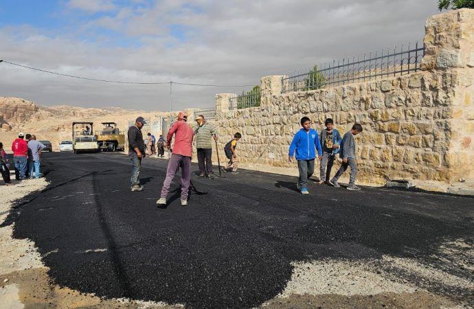 إقليم البترا يباشر بتنفيد مشروع خلطات اسفتية في أم صيحون وبيضا