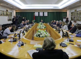 “مالية الأعيان” تبحث الوضع الاقتصادي مع الفريق الوزاري