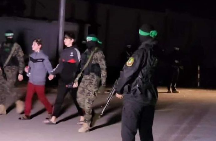 العكور يكتب – مقاومو غزة يعيدون كتابة التاريخ ..اندحار المادة وانبعاث القيمة