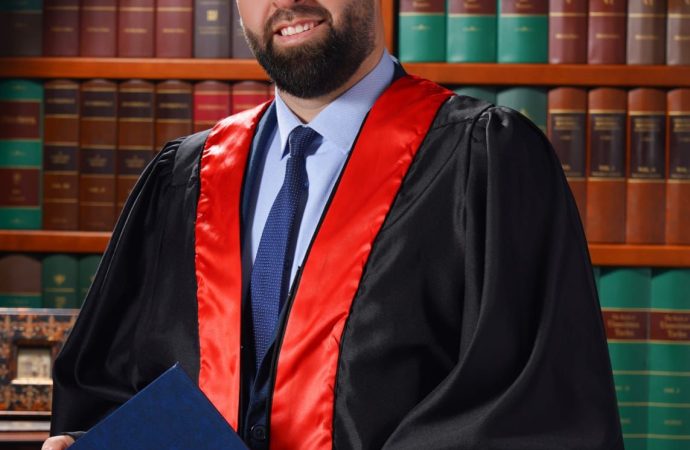 الرفاعي يحصل على الدكتوراة باطروحة نوعية عن العلاقات العامة والشائعات