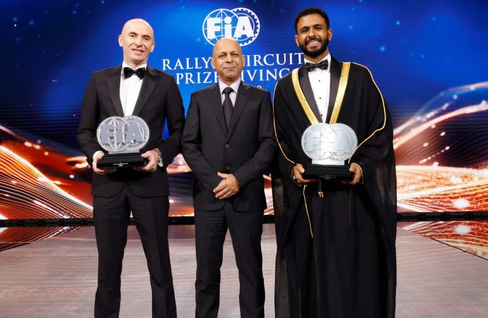 الرواحي يتوج باللقب العالمي المشترك بعد فوزه ببطولة الشرق الأوسط للراليات