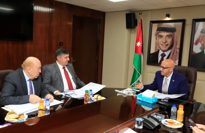 وزير المياه يوقع اتفاقية مشروع تأهيل شبكات مياه دير علا والكرامة