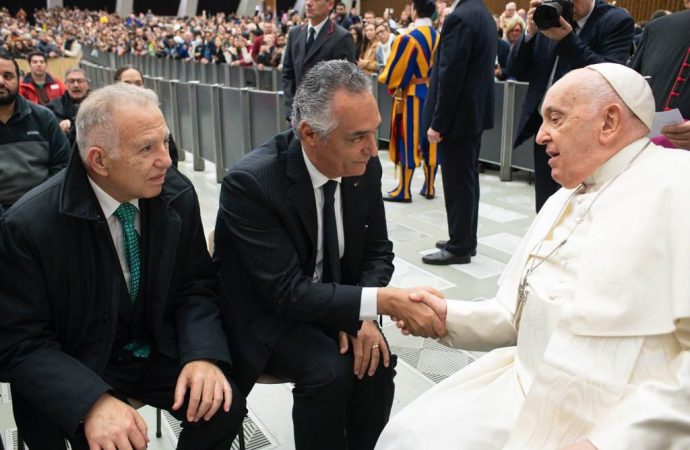 وزير السياحة يبحث في الفاتيكان تشجيع الحج المسيحي