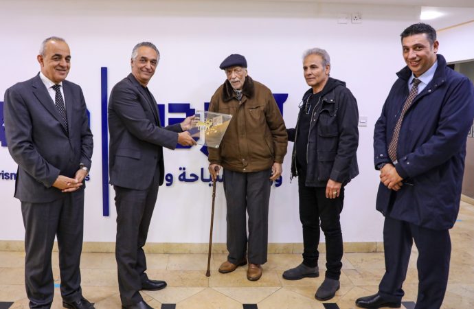 القيسي يكرّم أقدم دليل سياحي في المملكة