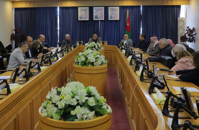 إدارية الأعيان تلتقي رئيس هيئة الخدمة والإدارة العامة