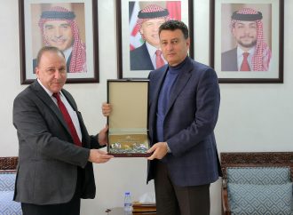 الصفدي يتسلم من مدير الشؤون الفلسطينية كتاب “المكارم والخطوات الملكية لدعم المخيمات”