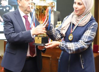 تتويج الفرق الفائزة في نهائيات الاتحاد الرياضي للكليات في البلقاء التطبيقيه