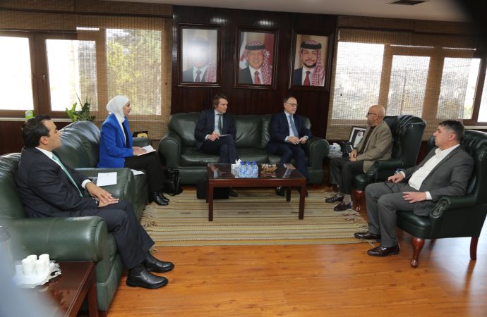 وزير المياه يبحث مع  السفيرالهولندي أوجه التعاون بين البلدين