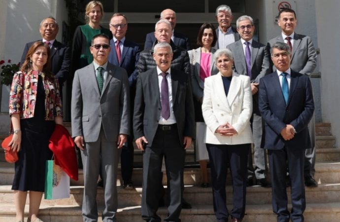 وفد من السفراء يزورون المجلس الأعلى للعلوم والتكنولوجيا