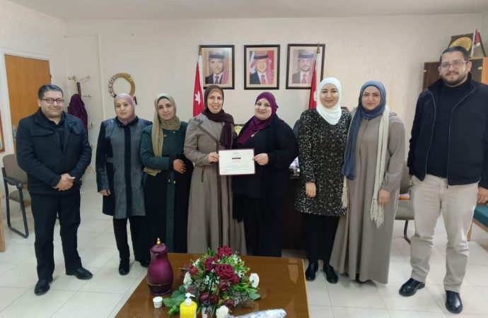 البخيت تكرم المعلمة مريم سلطان لتأهلها لجائزة المعلم المتميز