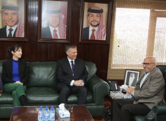 وزير المياه يبحث مع السفير البريطاني لدى المملكة التحديات المائية