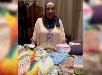 فريال حسن.. ستينية تصنع حرف الكروشيه بلمسات إبداعية