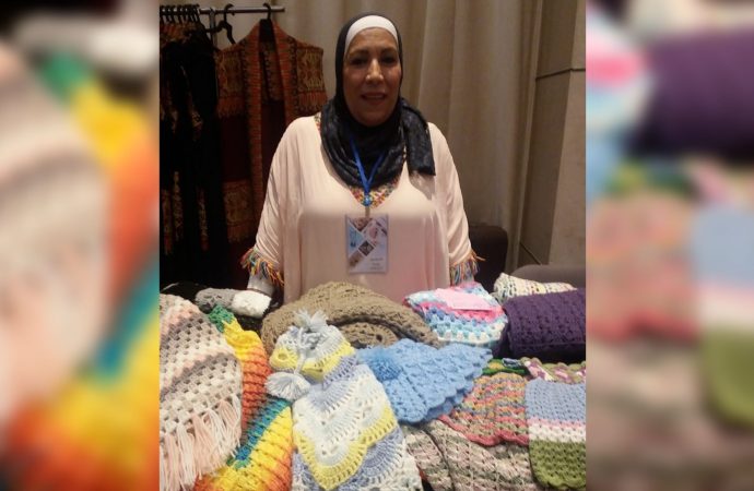 فريال حسن.. ستينية تصنع حرف الكروشيه بلمسات إبداعية