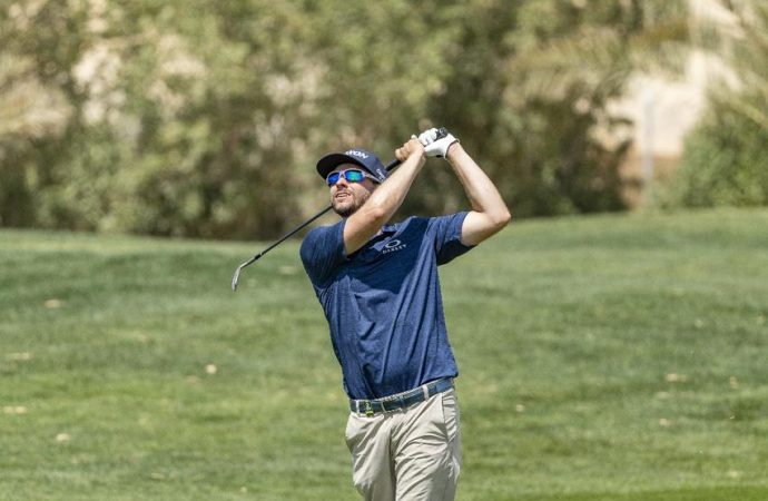 الأمريكي جون كاتلين على أعتاب التتويج بلقب بطولة السعودية المفتوحة للجولف