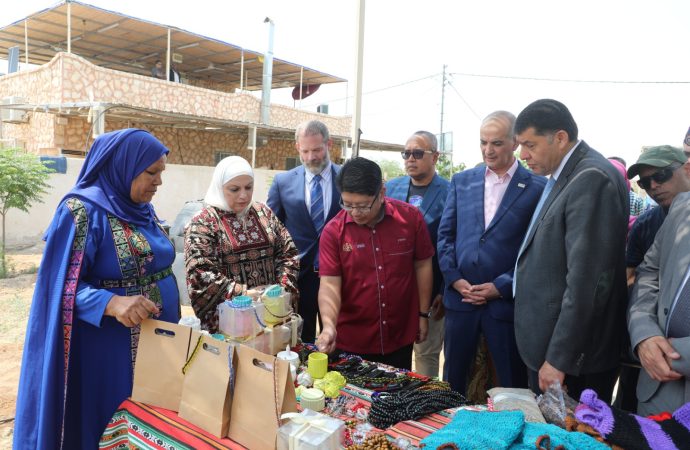 وزير الريادة الماليزي بينيدك ووزير العمل السابق استيتية يزوران جمعية بيت سويمة البحر الميت