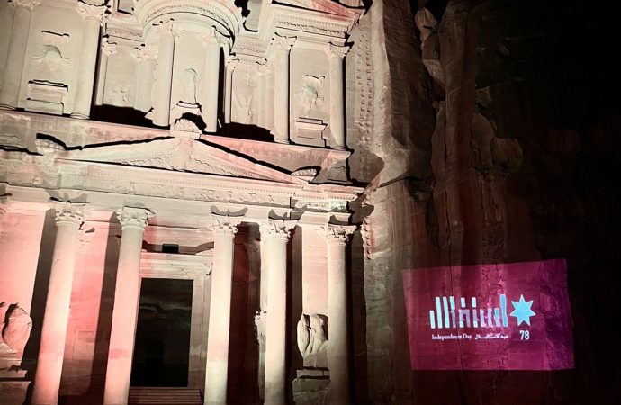 إضاءة خزنة البترا احتفالًا بعيد الاستقلال الثامن والسبعين