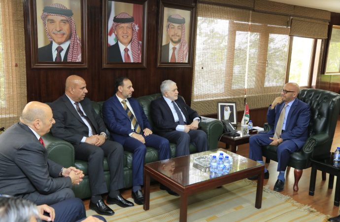 وزير المياه والري يستضيف وفد من وزارة الموارد المائيه العراقيه